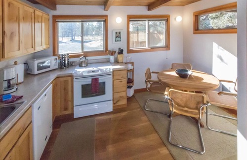 Sisters Cabin | Beautiful Meadow Views | Walk to Town | Sisters OR Vacation Cabin