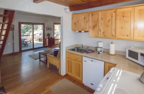 Sisters Cabin | Beautiful Meadow Views | Walk to Town | Sisters OR Vacation Cabin