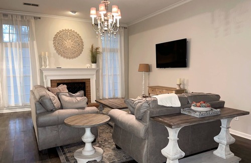 Cordova House | Beautiful Memphis/Cordova home, Sleeps 7, Large Kitchen, (1835 sqft).