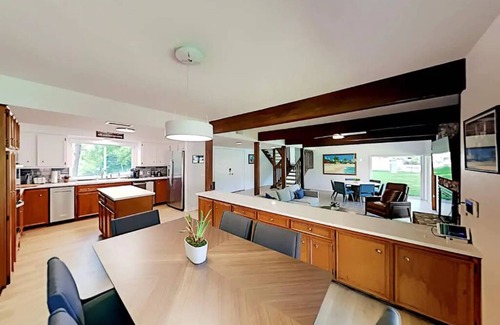 Austin House | Beautiful Mid-Century Modern Lakehouse