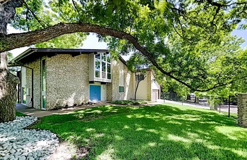 Austin House | Beautiful Mid-Century Modern Lakehouse