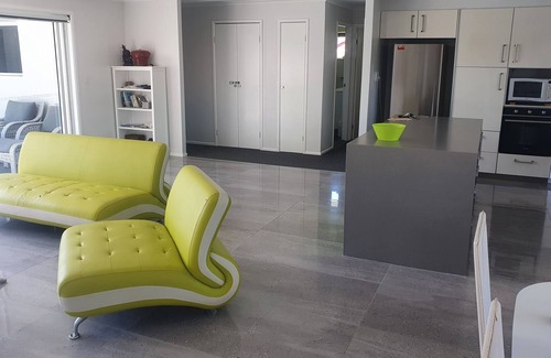 Ashmore House | Beautiful Modern and very quiet home and so close to every thing the Gold coast