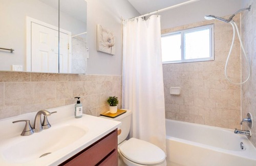 Annandale House | Beautiful Modern 4BR/2.5BA House in a Central Area in NoVA