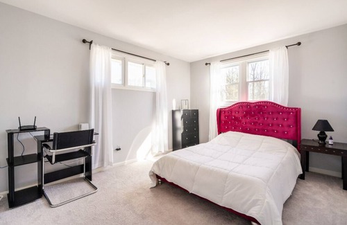 Annandale House | Beautiful Modern 4BR/2.5BA House in a Central Area in NoVA