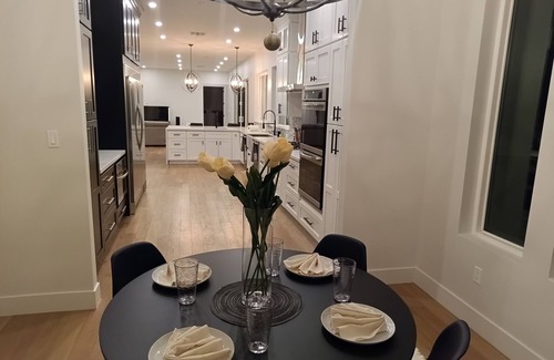 Avant House | Beautiful Modern 5 BR house, pool, sand volleyball court near Kierland & Quarter