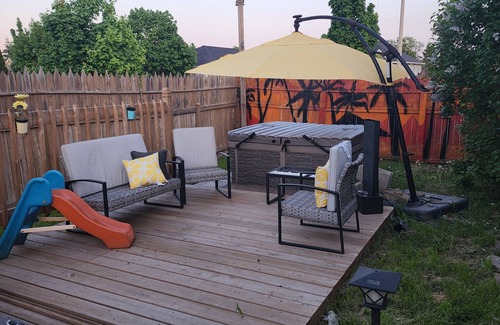 Peterborough House | Beautiful modern home with Hotub