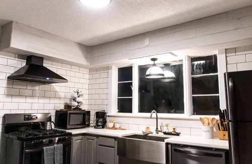 Kalamazoo House | Beautiful Modern Downtown Kalamazoo Home- next to WMU and K College!