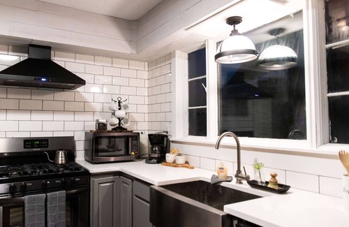 Kalamazoo House | Beautiful Modern Downtown Kalamazoo Home- next to WMU and K College!