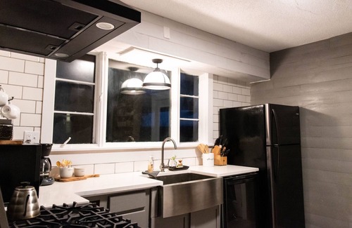 Kalamazoo House | Beautiful Modern Downtown Kalamazoo Home- next to WMU and K College!