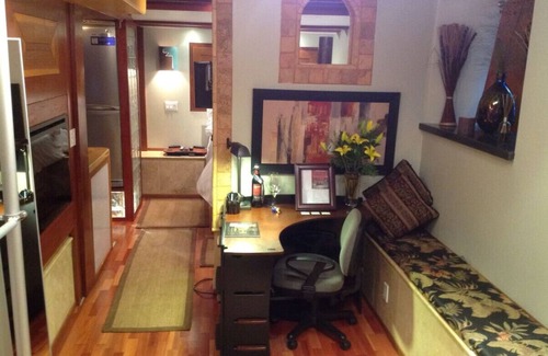 Albany Condo | Beautiful Modern European Style in Law Unit Albany Tropical Yard Jacuzzi Pizza