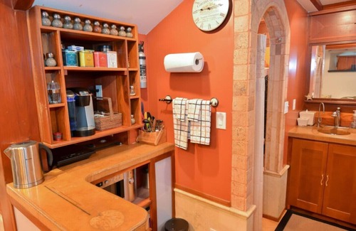 Albany Condo | Beautiful Modern European Style in Law Unit Albany Tropical Yard Jacuzzi Pizza