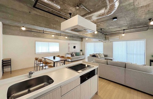 Hiroshima City Centre Apartment | Beautiful Modern Apt City Center for 10Ppl
