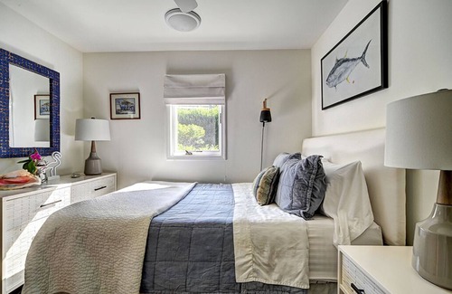 Culloden Shores Apartment | Beautiful, modern Montauk retreat with wood stove by Harbor: 4 guests max