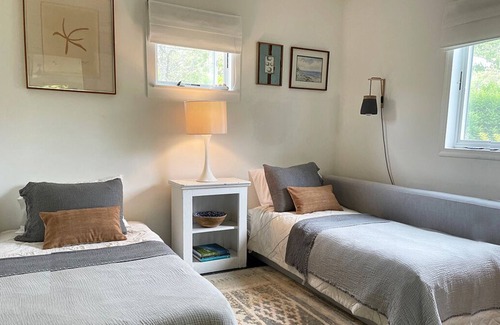 Culloden Shores Apartment | Beautiful, modern Montauk retreat with wood stove by Harbor: 4 guests max