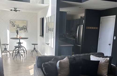 Romeoville House | Beautiful modern townhouse awaiting your stay!