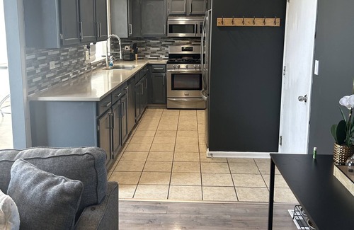 Romeoville House | Beautiful modern townhouse awaiting your stay!