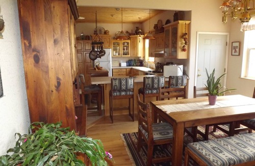 Montrose House | Beautiful Mountain Views on Loghill Mesa. Stay 7 nights, get 13 % discount. nn