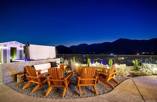 Agassiz House | Beautiful Mountain Views 3 bedroom, 2 bathroom guest suite w/hot tub & Sauna