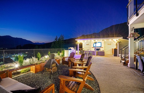 Agassiz House | Beautiful Mountain Views 3 bedroom, 2 bathroom guest suite w/hot tub & Sauna
