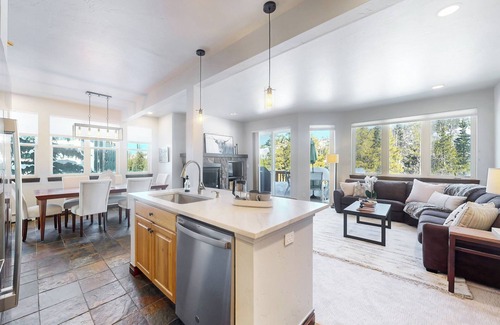Rendezvous Condo | Beautiful multi-level condo in the heart of Town of WP. Hot tub. Views