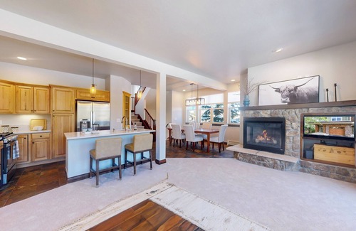 Rendezvous Condo | Beautiful multi-level condo in the heart of Town of WP. Hot tub. Views