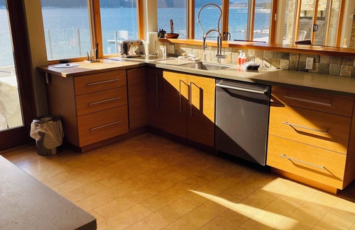 Central Kootenay House | Beautiful Nelson Beach and Lakefront Home! Swim/Ski/Boat!