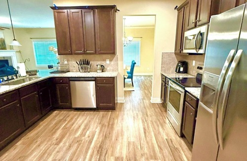 Lovejoy House | Beautiful New Cozy Home in a Gated Community