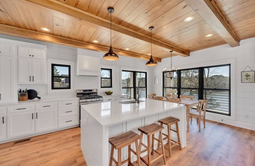 Crane Hill House | ~Beautiful New Home~Gorgeous Lake View~Sleeps 14~Private Dock~