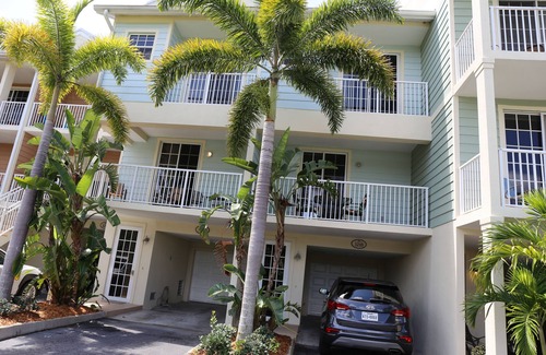 Ruskin House | Beautiful New Luxury Townhome with Private Beach and Swimming Pools