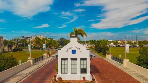 Ruskin House | Beautiful New Luxury Townhome with Private Beach and Swimming Pools