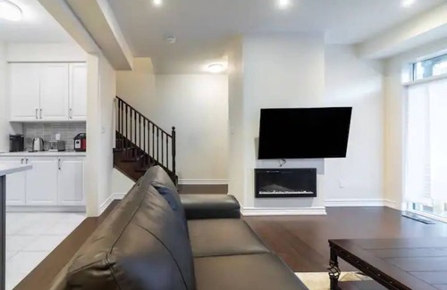 Ajax House | Beautiful New Townhouse in Quiet Neighbourhood