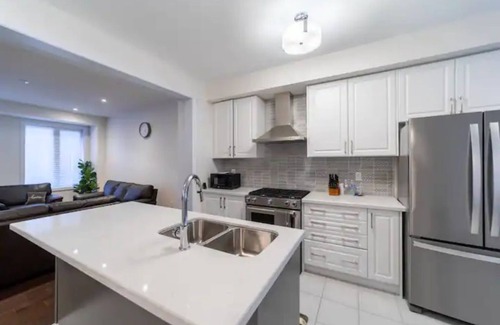Ajax House | Beautiful New Townhouse in Quiet Neighbourhood