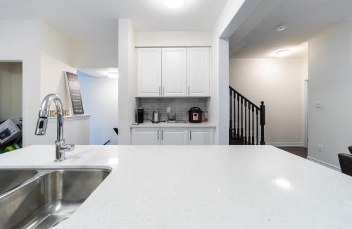 Ajax House | Beautiful New Townhouse in Quiet Neighbourhood