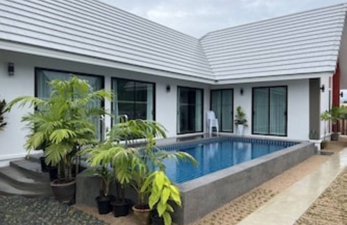 Cha-am Villa | Beautiful new villa by the beach with a pool