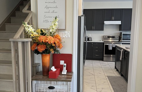 Thorold House | Beautiful newly built house, 10 mins drive away from Niagara Falls &outlet mall