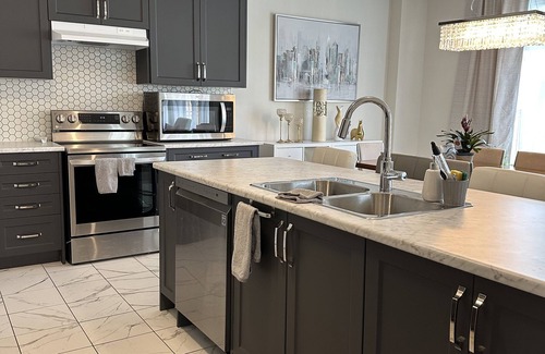 Thorold House | Beautiful newly built house, 10 mins drive away from Niagara Falls &outlet mall