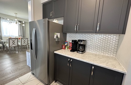 Thorold House | Beautiful newly built house, 10 mins drive away from Niagara Falls &outlet mall