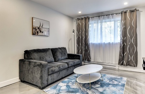 Anjou Apartment | Beautiful Newly Renovated 2 Bedroom - Anjou