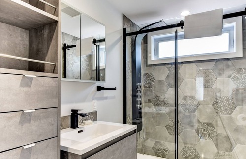 Anjou Apartment | Beautiful Newly Renovated 2 Bedroom - Anjou