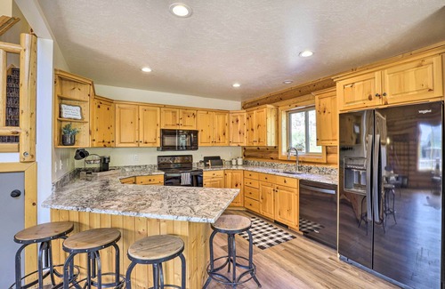 Summit County Cabin | Beautiful Oakley Cabin w/Private Hot Tub & Views!