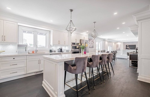 Kingsview Village House | Beautiful Oasis In the city with Heated Pool