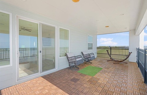 Francitas House | Beautiful Oasis on the Bay! Gorgeous Views, Great Fishing and Pool Access!