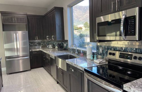 Apache Junction House | Beautiful oasis with 40' negative edge pool, swim up bar, hiking in Super. Mtns.