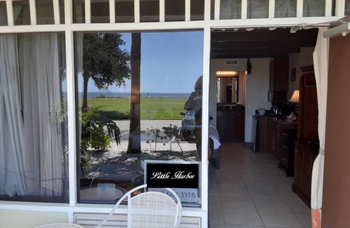 Ruskin Apartment | Beautiful one bedroom resort-style studio with pool and beach access