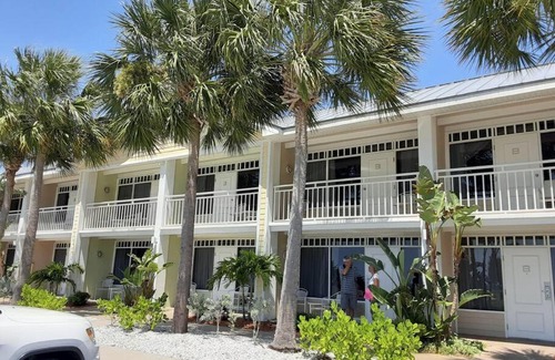 Ruskin Apartment | Beautiful one bedroom resort-style studio with pool and beach access
