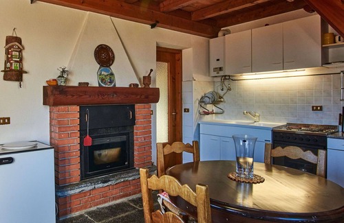 Calozzo House | Beautiful private villa for 2 guests with WIFI, TV, terrace, pets allowed and parking