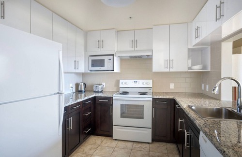 Evergreen Park Apartment | Beautiful Palo Alto 2BR w/Pool & Parking, nr Dining, by Blueground