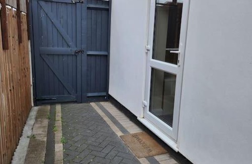 London Borough of Bexley Apartment | Beautiful private en-suite room with its own entry