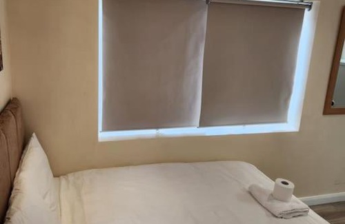 London Borough of Bexley Apartment | Beautiful private en-suite room with its own entry