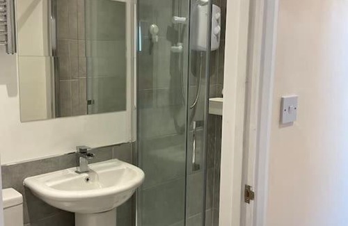 London Borough of Bexley Apartment | Beautiful private en-suite room with its own entry